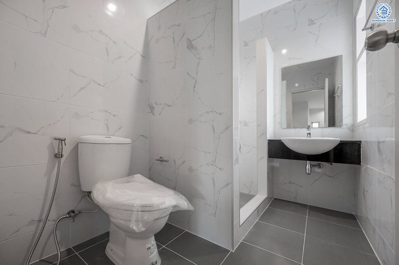 บ้านมือสองตกแต่งใหม่ โครงการ ศุภวรรณ5 บางแค ดีไซน์หรูหรา เนื้อที่กว้าง 60.6 ตร.ว. ฟังก์ชัน 3 ห้องนอน 3 ห้องน้ำ 1 ห้องแม่บ้าน 2 ที่จอดรถ ฟังก์ชันครบตอบทุกไลฟ์สไตล์ บนทำเลศักยภาพ เชื่อมต่อถนนกาญจนาภิเษก ใกล้เดอะมอลล์บางแค ใกล้รถไฟฟ้าสายสีน้ำเงิน "สถานีหลักสอง" และจุดขึ้นทางด่วน "กาญจนาภิเษก"